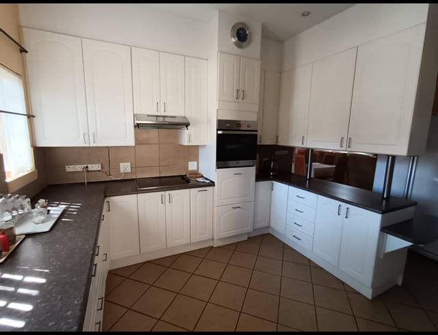 3 BEDROOM TOWNHOUSE FOR SALE IN PROTEA PARK